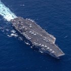 El USS George H.W. Bush navega por el mar Arábigo mientras las fuerzas estadounidenses hacen cumplir el bloqueo naval.