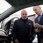 Diez, a la derecha, este martes en la presentación de los coches eléctricos.