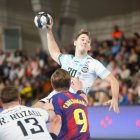 Aitor Albizu lanza a portería en el partido de la 1º vuelta entre Ademar y Barcelona.