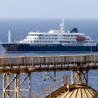 El crucero holandés MV Hondius se encuentra anclado frente a la costa de la ciudad de Praia, en la isla de Santiago, Cabo Verde, tras la muerte de tres personas a bordo a causa de un síndrome respiratorio agudo