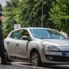 Policía revisa y escribe una multa de tráfico