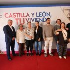 El alcalde Raúl Valcarce y el consejero Suárez Quiñones con los adjudicatarios de vivienda y sus familiares en Carracedelo.