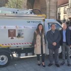 La concejala y el alcalde de La Bañeza, junto al representante de Acciona.