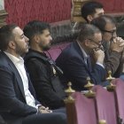 Captura de la señal del Tribunal Supremo en la que aparecen el empresario Víctor Aldama (i), el exministro de Transportes José Luis Ábalos (2d) y el exasesor de Ábalos, Koldo García (d) este miércoles durante el juicio contra Ábalos.