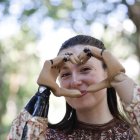 La vida de Carla Maronda era como la de cualquier joven de 25 años hasta que, un "maldito 23 de marzo" de 2024, una bacteria en una operación rutinaria le provocó una sepsis de la que sobrevivió, pero perdió las manos y los pies