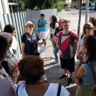 Migrantes y vecinos de Armunia, en uno de los 'paseos de convivencia'