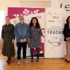 La concejala de Turismo de León, Mercedes Escudero, presenta la convocatoria del Certamen Gastronómico de la Trucha 2026 junto a Paula Álvarez y Óscar García, gerente y presidente de la Asociación Hostelería de León.