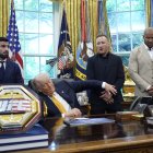 Trump gesticula en el Despacho Oval de la Casa Blanca.