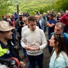 Los procuradores socialistas Mario Rivas y Nueria Rubio, con los mineros de Mina Miura.