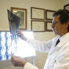 El doctor José Cosamalón, en su trabajo.