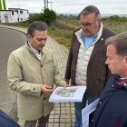 El vicepresidente primero de la Diputación de León y responsable de Fomento, Roberto Aller (segundo por la derecha) visita los terrenos del Polígono Industrial de Trobajo del Camino como inicio de los trámites para ejecutar el vial de acceso al Aeropuerto.