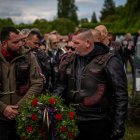 Homenaje a soldados soviéticos caídos en la Segunda Guerra Mundial en el cementerio de Olsany, en Praga.
