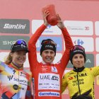 Paula Blasi en el centro del podio como ganadora de la Vuelta España Femenina.