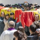 Salida de los féretros a hombros en el funeral de los dos agentes de la Guardia Civil.