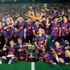 Los jugadores del FC Barcelona celebran el título de campeones de Liga 2025-2026 tras imponerse al Real Madrid en el Camp Nou por 2-0.