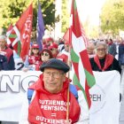 Un pensionista durante una manifestación.