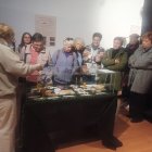 Varias visitantes contemplan una vitrina de la exposición "Plantas y Brujería", en la Casa de Cultura de Villablino