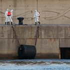 Personal de limpieza procede a desinfectar la zona de atraque del buque de cruceros MV Hondius y de desembarque de los pasajeros en el Puerto de Granadilla (Tenerife).