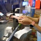 Una mujer cambia moneda en un aeropuerto