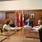 El alcalde Marco Morala junto al concejal Luis A. Moreno en una de las reuniones.