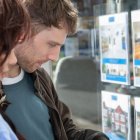Una pareja joven mira casas para comprar