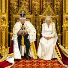 El rey de Inglaterra en la Cámara de los Lores leyendo el programa del Gobierno.