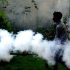 Fotografía de archivo de un hombre fumigando en un parque. EFE/ Jagadeesh Nv.