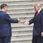 Xi Jinping saluda a Donald Trump durante una ceremonia de bienvenida en el Gran Salón del Pueblo en Pekín.