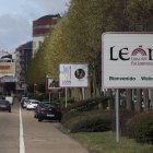 Entrada a León con el cartel, donde aparece que es Cuna del Parlamentarismo.