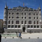 Casa Botines, visto desde fuera.  El Museo de León visto desde la entrada.