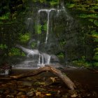 Una de las cascadas del entorno de Carracedo de Compludo, un paisaje natural que refuerza el aislamiento y el encanto de este pequeño pueblo berciano.