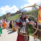 Salida de la marcha desde la zona de aparcamiento hacia el pueblo de Médulas, con los picachos al fondo.
