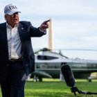Trump habla con la prensa en el jardín sur de la Casa Blanca tras bajar del 'Marine One'.