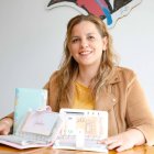 Ingrid Santos posa con las carpetas donde guarda el dinero físico compatimentado para los gastos.  Distintos sobres con dinero para los gastos.