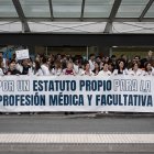 Archivo - Varias personas durante una concentración, frente al Hospital Universitario Puerta del Hierro, a 20 de marzo de 2026, en Madrid (España).