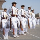 Archivo - Miembros de la armada desfilan en la entrega de Reales Despachos a los nuevos oficiales de la Armada que preside el rey, en la Escuela Naval Militar, a 16 de julio de 2022, en Marín, Pontevedra, Galicia (España).