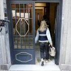 Investigadores de la Policía Nacional acceden al edificio donde se encuentra la oficina del expresidente del Gobierno José Luis Rodríguez Zapatero durante un registro este martes en Madrid.