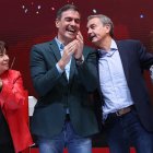 El secretario general del PSOE y presidente del Gobierno, Pedro Sánchez, junto al ex presidente José Luis Rodríguez Zapatero; la presidenta del PSOE, Cristina Narbona, y la entonces ministra de Hacienda y Función Pública, María Jesús Montero, durante un acto del PSOE. EFE/ Kiko Huesca