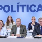 Archivo - La vicesecretaria de Regeneración Institucional del Partido Popular, Cuca Gamarra, el secretario general del PP, Miguel Tellado, y  presidente del PP, Alberto Núñez Feijóo, en la reunión del Comité Ejecutivo del partido, a 28 de julio de 2025, e.