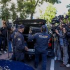 Agentes de la Policía Nacional guardan material incautado en un vehículo de la UCO durante el registro a la oficina del expresidente del Gobierno José Luis Rodríguez Zapatero este martes en Madrid.