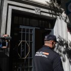 Un agente de la Policía Nacional en la oficina del expresidente del Gobierno José Luis Rodríguez Zapatero en la calle de Ferraz.
