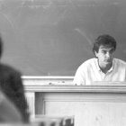 El joven José Luis Rodríguez Zapatero impartiendo clases de derecho Político en la Universidad de León.