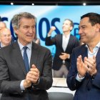 El presidente del PP, Alberto Núñez Feijóo (i) saluda al presidente de la Junta de Andalucía, Juanma Moreno (d) candidato del PP a la reelección, a su llegada a la sede del PP en Madrid, para asistir a la Junta Directiva Nacional de su partido, un día después de las elecciones andaluzas.