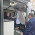 Los profesionales de la Gasbi atienden a una paciente en el camión de la Separ