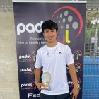 Alejandro Alonso Carrera posa orgulloso con su trofeo.