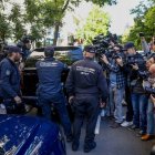 Agentes de la Policía Nacional introducen material incautado en un vehículo de la UCO durante el registro a la oficina de Zapatero, ayer.