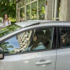 La otra hija de Rodríguez Zapatero abandona en coche la sede de su empresa.