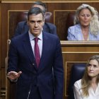 El presidente del Gobierno, Pedro Sánchez (i) durante su intervención este miércoles en el pleno del Congreso tras la imputación del expresidente José Luis Rodríguez Zapatero en la causa de Plus Ultra, que ha causado conmoción en el PSOE y rearma al PP en su campaña de oposición al jefe del Ejecutivo. EFE/Chema Moya