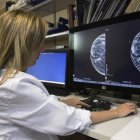 Una doctora observa una mamografía en una imagen de archivo.EFE/ Miguel Angel Polo.