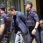 Jonathan Andic, hijo del fundador de Mango, Isak Andic, ha llegado poco antes de la una del mediodía a los juzgados de Martorell (Barcelona) para comparecer ante la jueza que instruye la causa por la muerte del empresario, tras ser detenido esta mañana por los Mossos d'Esquadra.